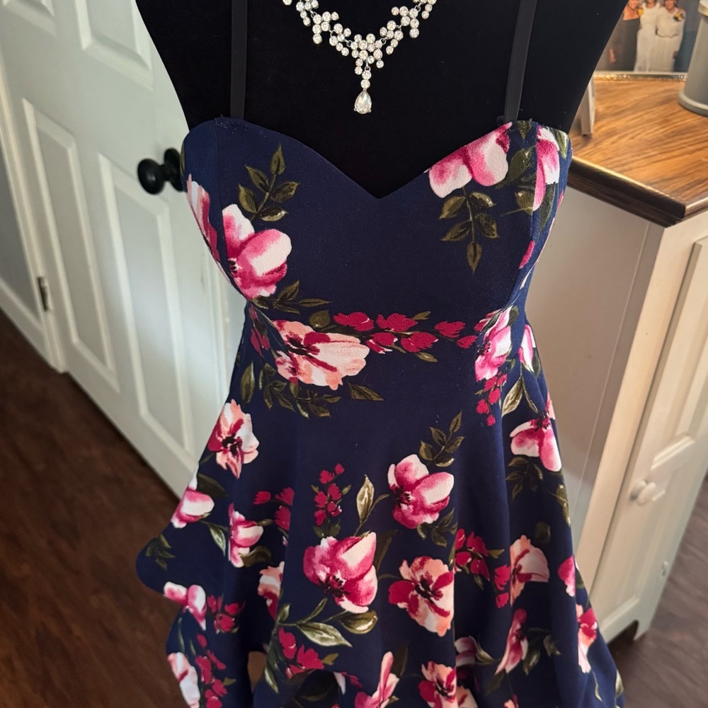 Size 5/6 mini floral dress. Runs small. Fits my daughter that is a size 2.